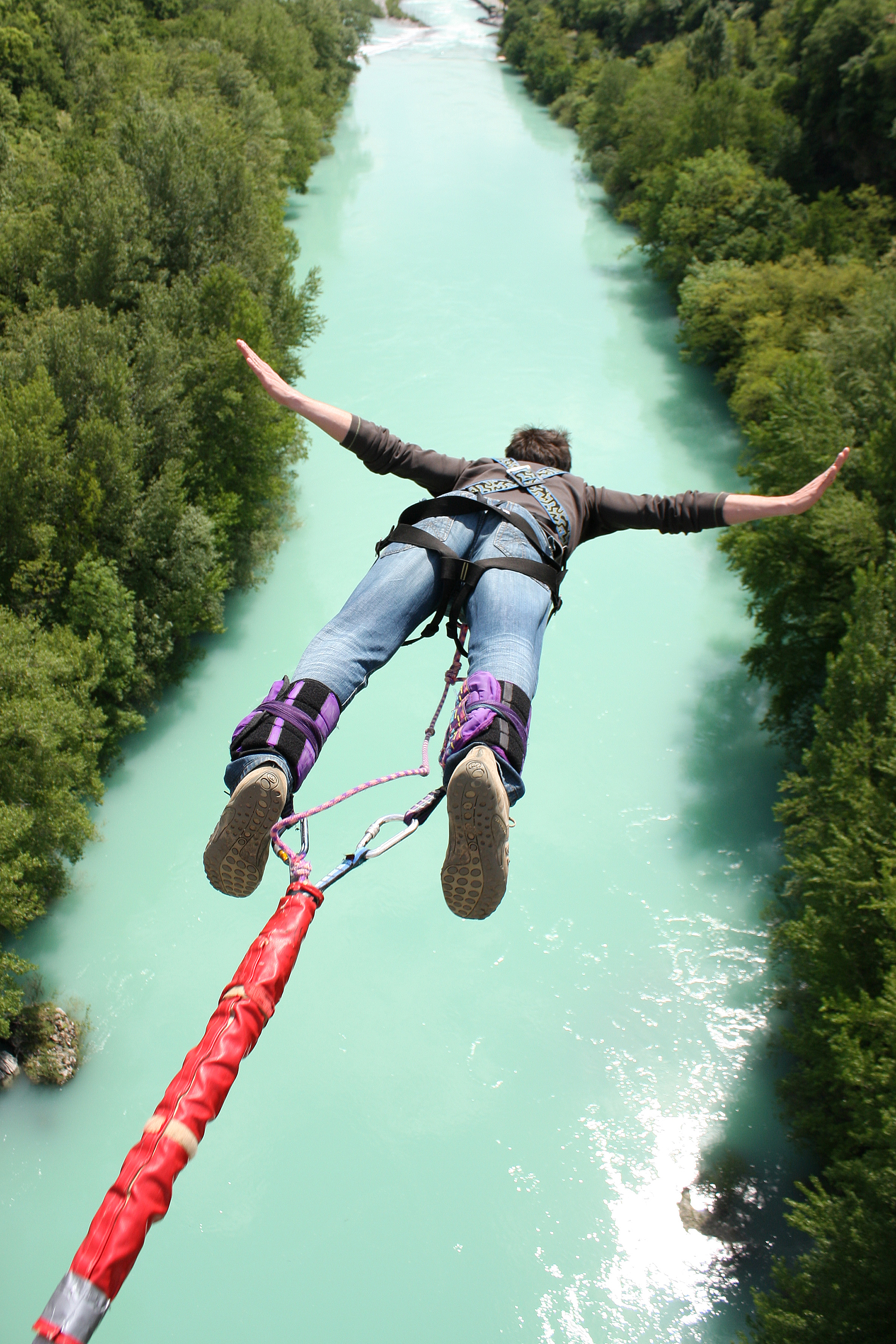 Bungeejumper boven een turquoise rivier